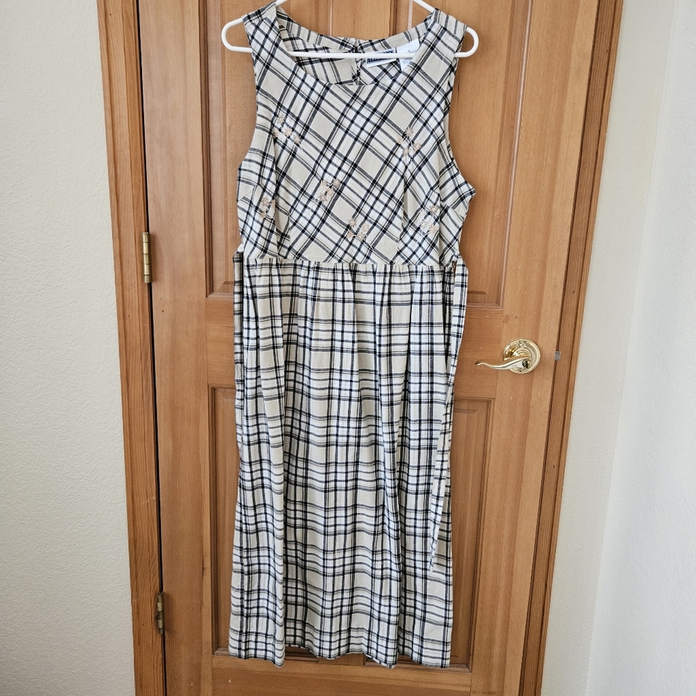 Erika & CO Size M Black And White Plaid Embroidered Sleeveless Dress